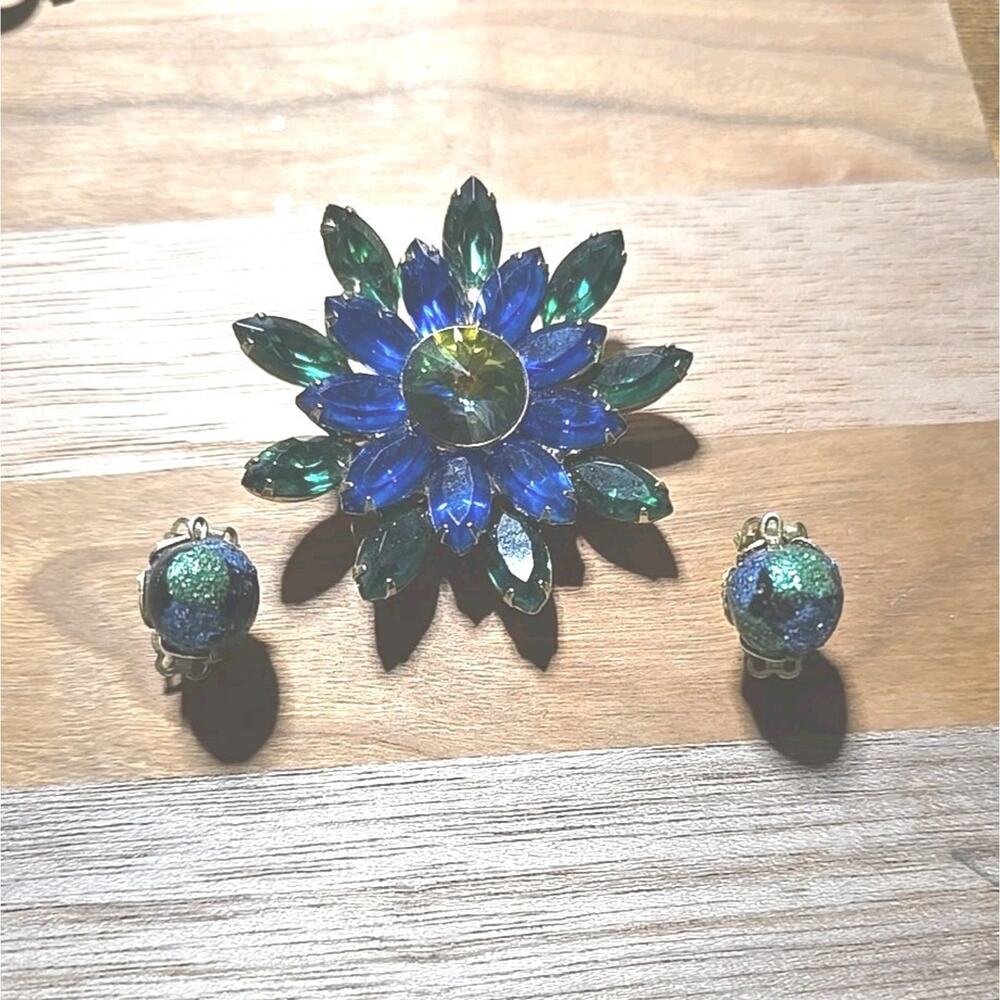 Vtg Green Blue Crystal Rhinestone Elegant Brooch & Clip-On‎ Earrings Set Jewelry